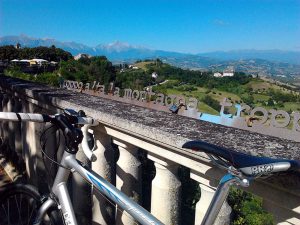 "troppo alta la montagna troppo lunga la linea del mare"