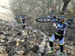 I bikers in azione tra le zolle